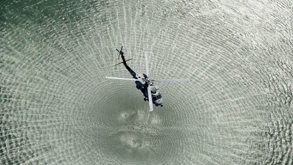 Hubschrauber über Wasser