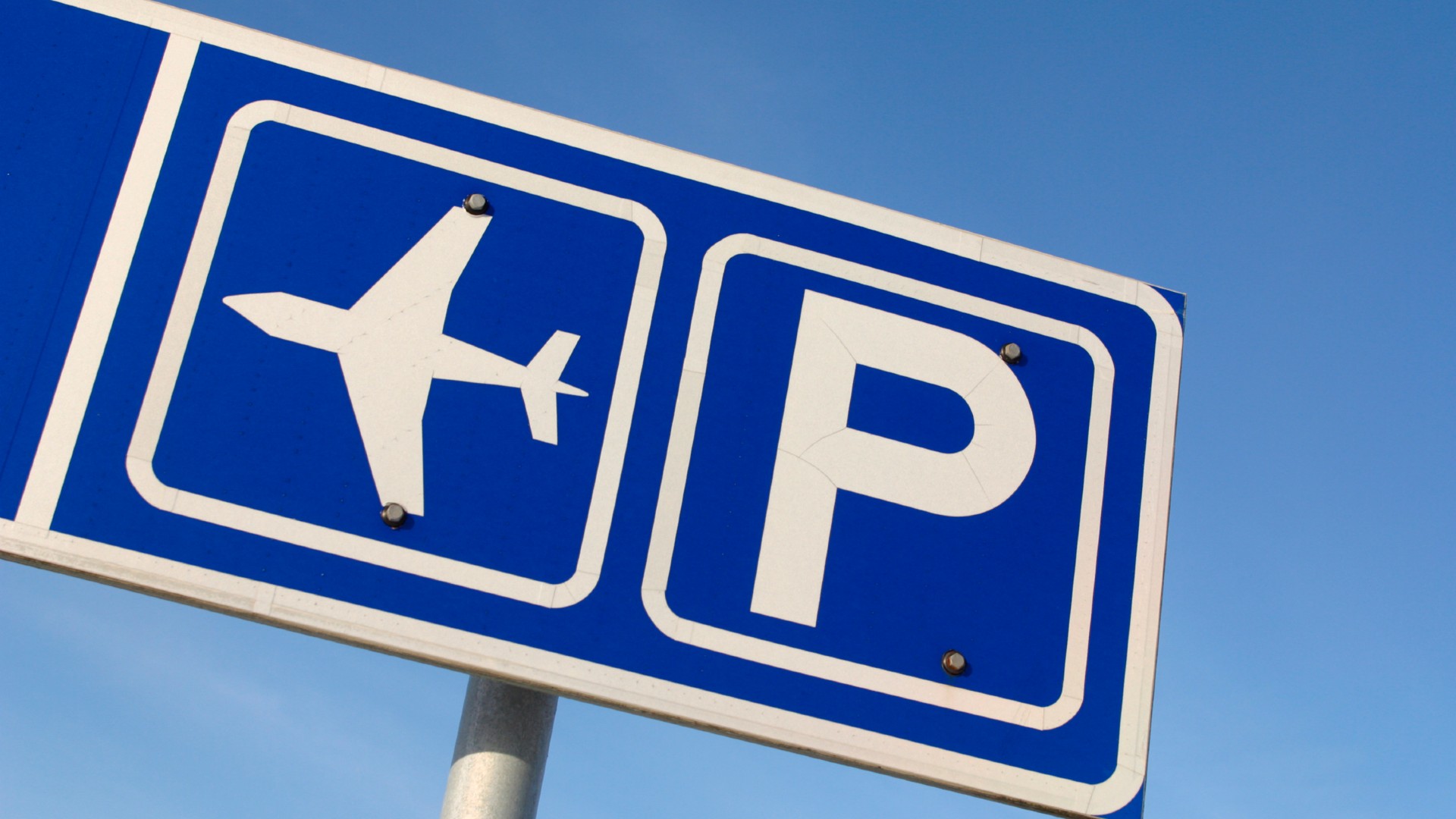 Straßenschild Parkplatz Flughafen