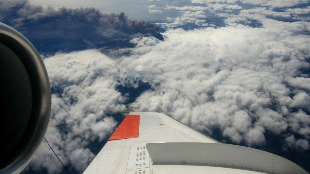 Das DLR-Forschungsflugzeug Falcon bei einem Messflug über dem isländischen Vulkan