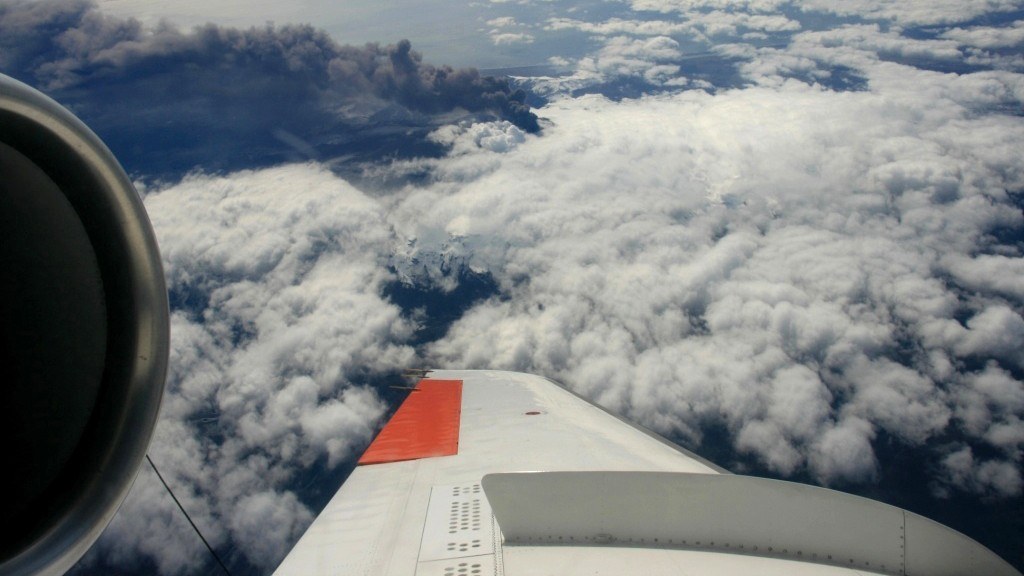 Das DLR-Forschungsflugzeug Falcon bei einem Messflug über dem isländischen Vulkan