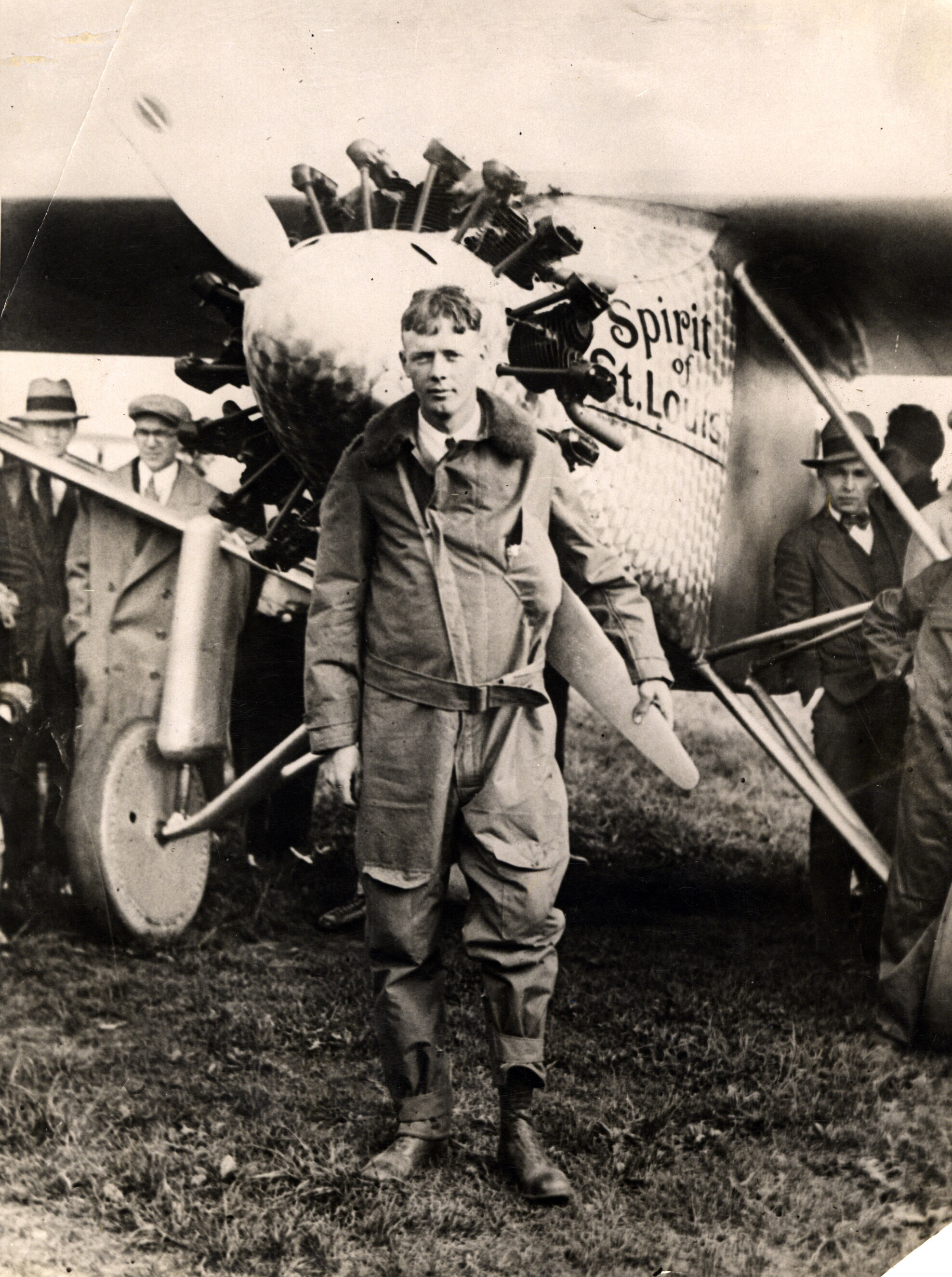 Charles Lindbergh nach der Landung mit seinem Flugzeug „Spirit of St. Louis“ in Paris am 21. Mai 1927.