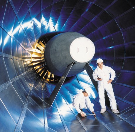 Mitarbeiter vor dem Ventilator im European Transonic Windtunnel