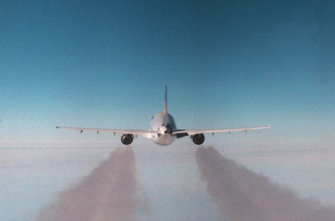 Flugzeug von hinten mit Abgasen