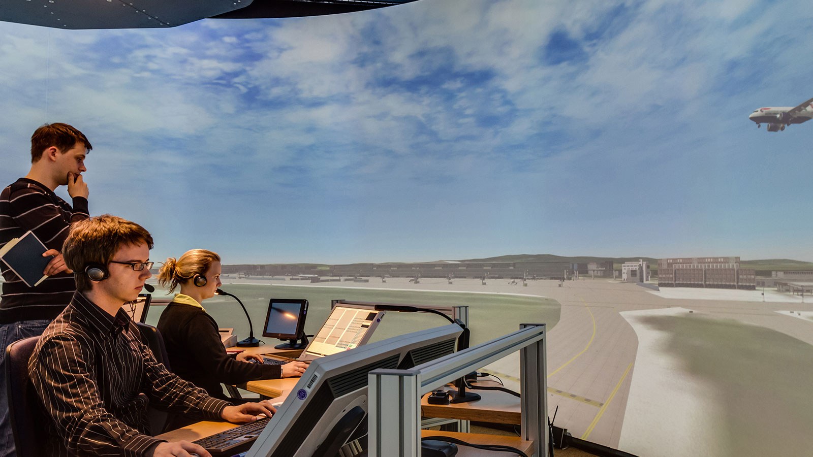 Mitarbeiter im „virtuelle Tower“ im DLR Braunschweig