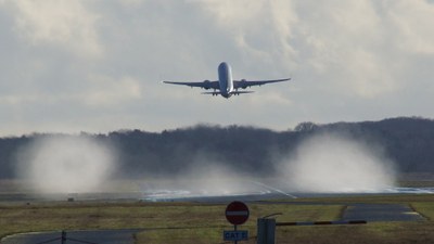 Luftwirbel hinter startendem Flugzeug