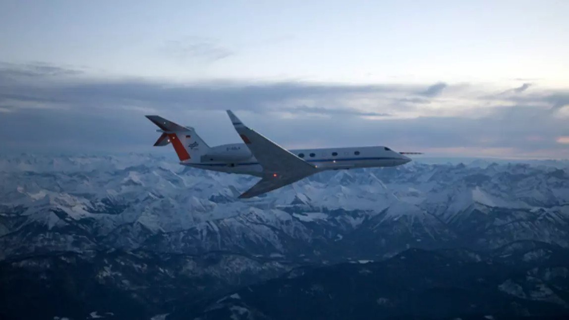 DLR-Forschungsflieger HALO über den Alpen