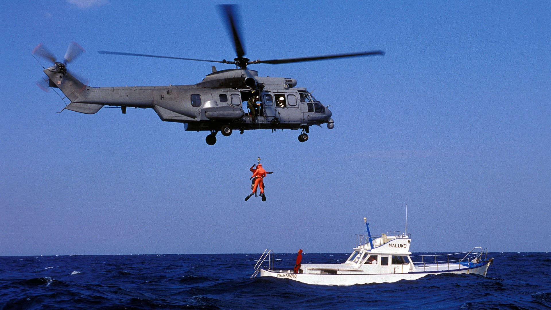 Übung einer Seenotrettung mit dem Hubschrauber