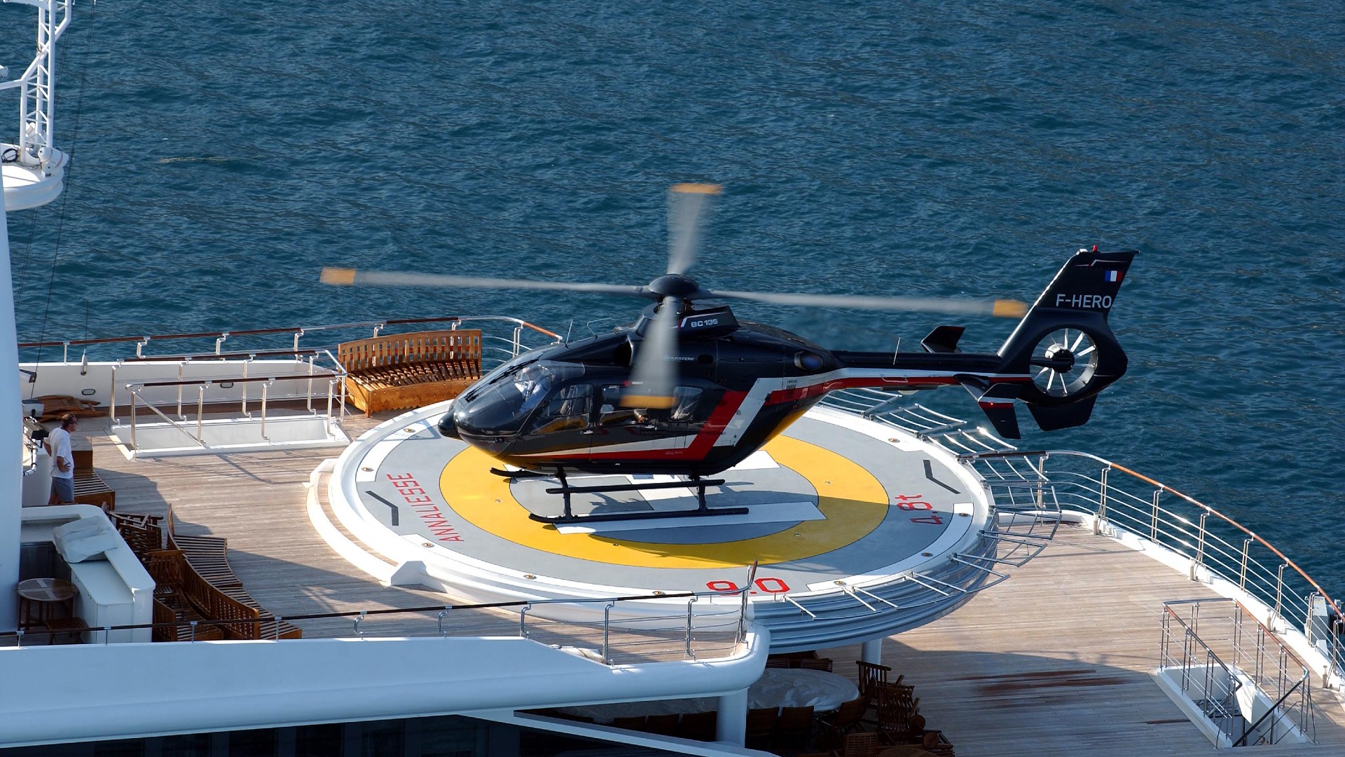 Hubschrauber-Landeplatz auf einem Schiff