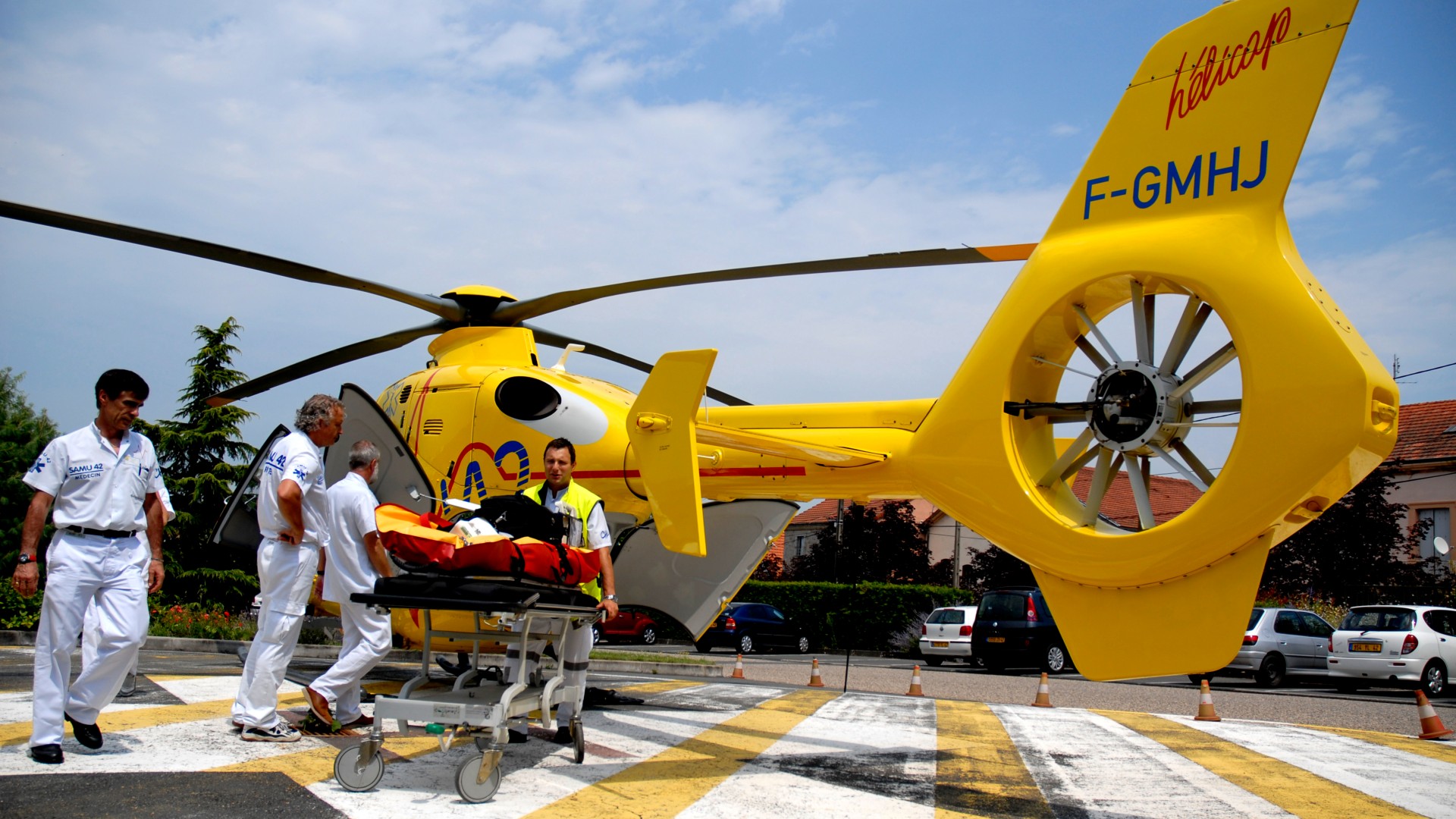 Hubschrauber mit Patient und Arzt auf dem Landeplatz