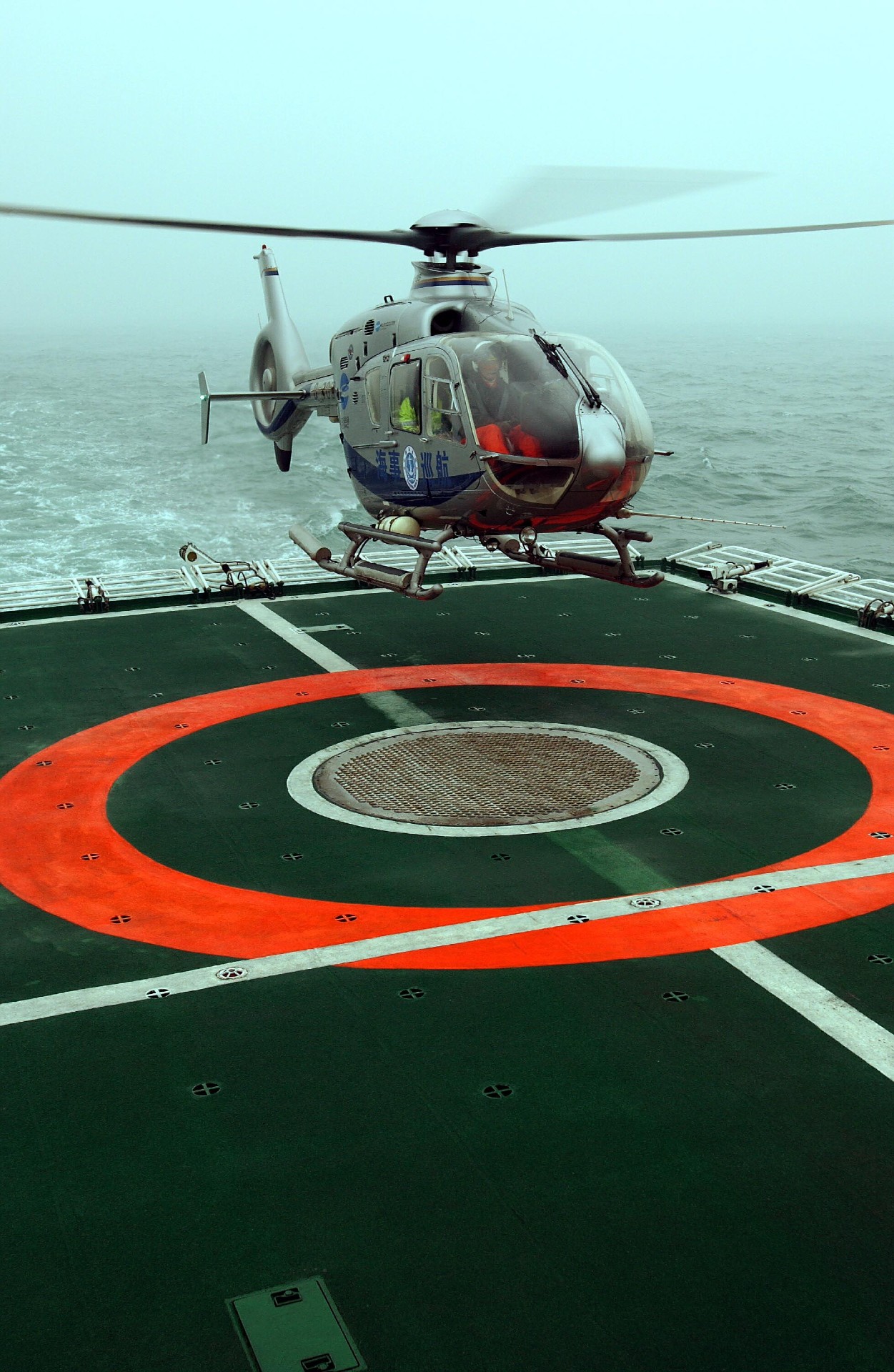 Hubschrauber über Landestelle einer Ölplattform