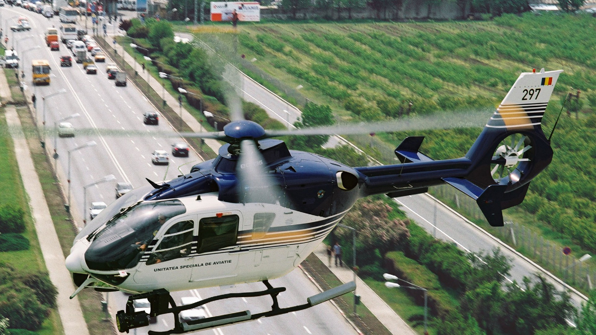 Polizei-Hubschrauber über Autobahn