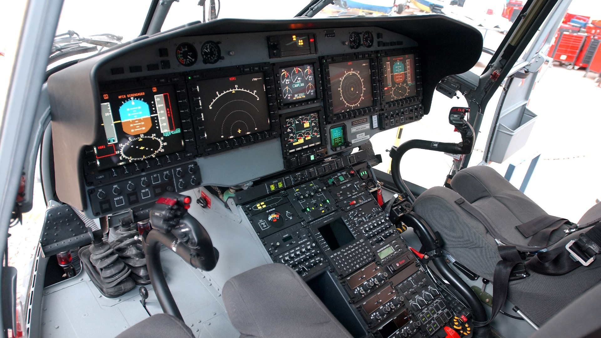 Das Cockpit eines Hubschraubers – rechts und links erkennt man die beiden Steuerknüppel.