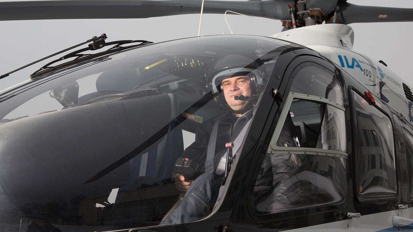 Pilot im Rettungshubschrauber
