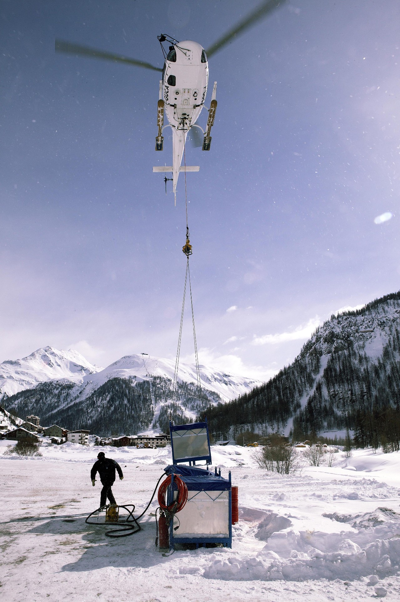 Hubschrauber beim Lufttransport