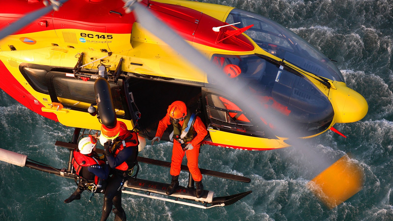 Hubschrauber bei der Seerettung