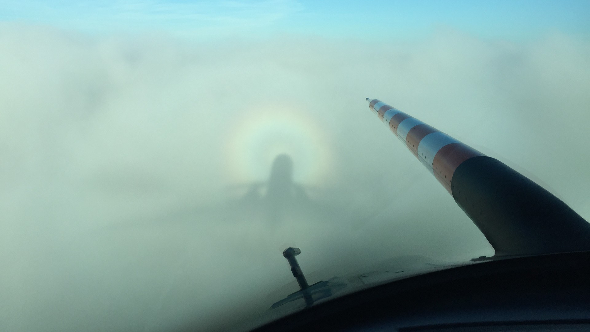 Flugzeug wirft einen Schatten auf die Wolken