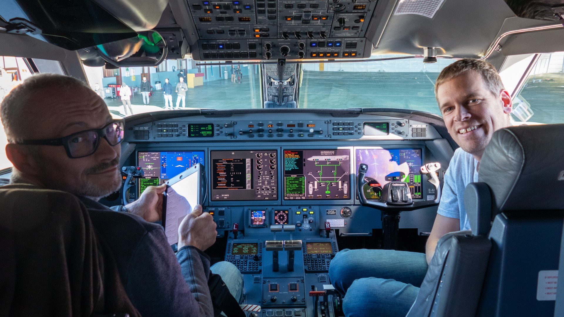 Zwei Personen im Cockpit