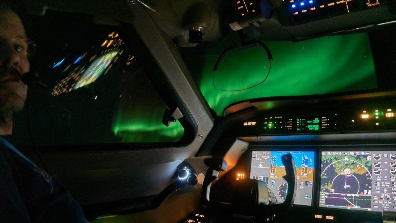 Polarlichter – gesehen aus dem Cockpit