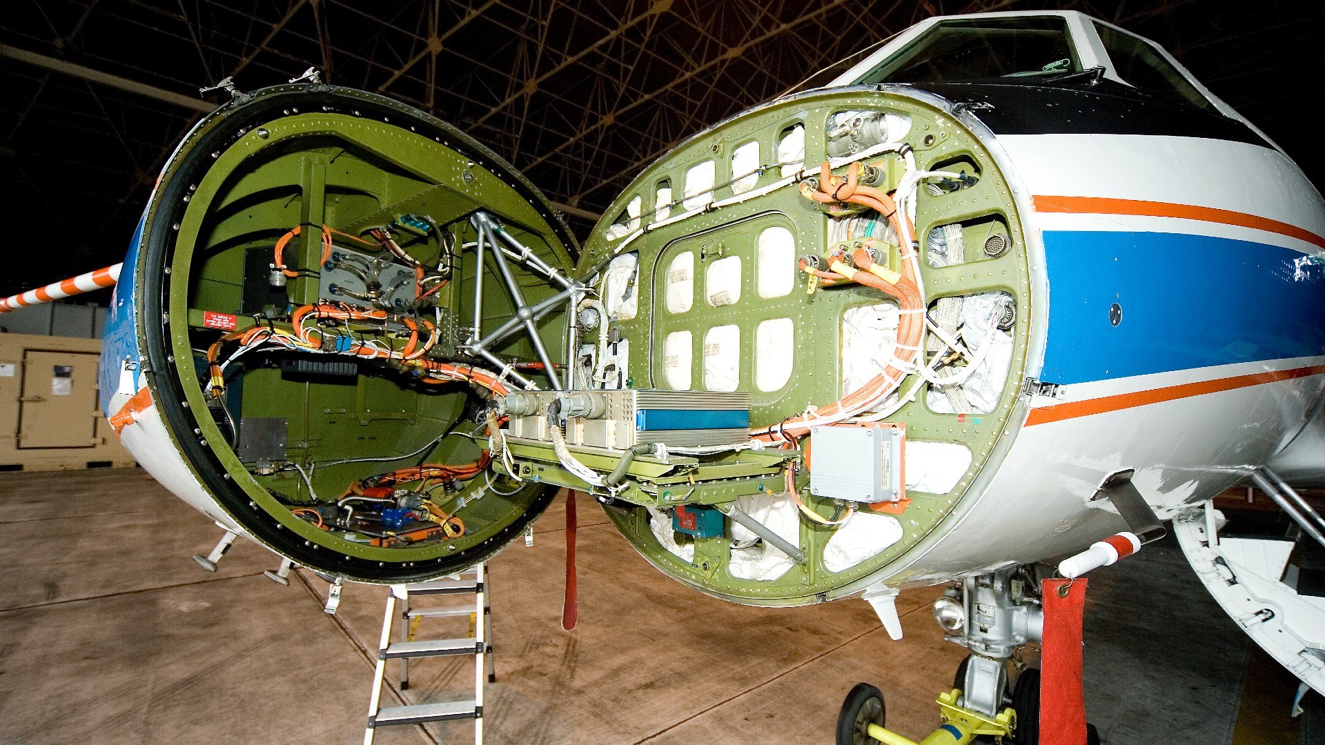DLR Flugzeug mit aufgeklappter Nase