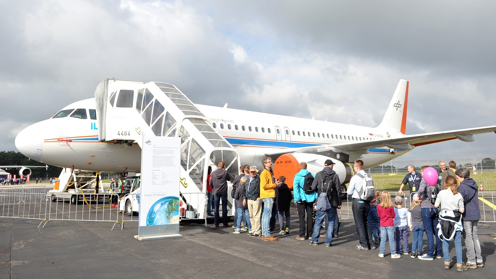 DLR-Forschungsflieger mit Besucher im Vordergrund