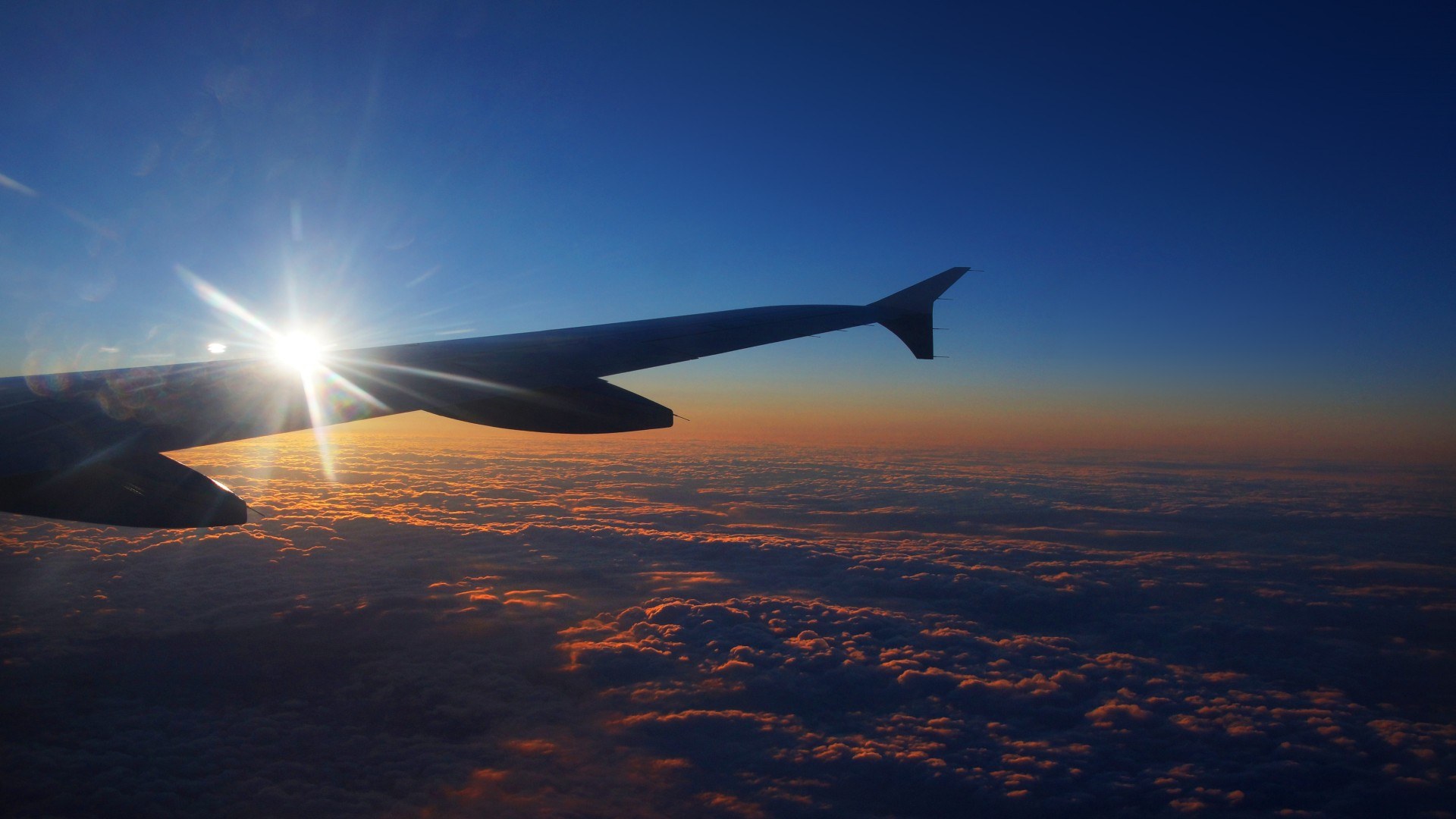 Blick aus dem Fenster beim Flug