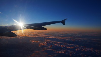 Blick aus dem Fenster beim Flug