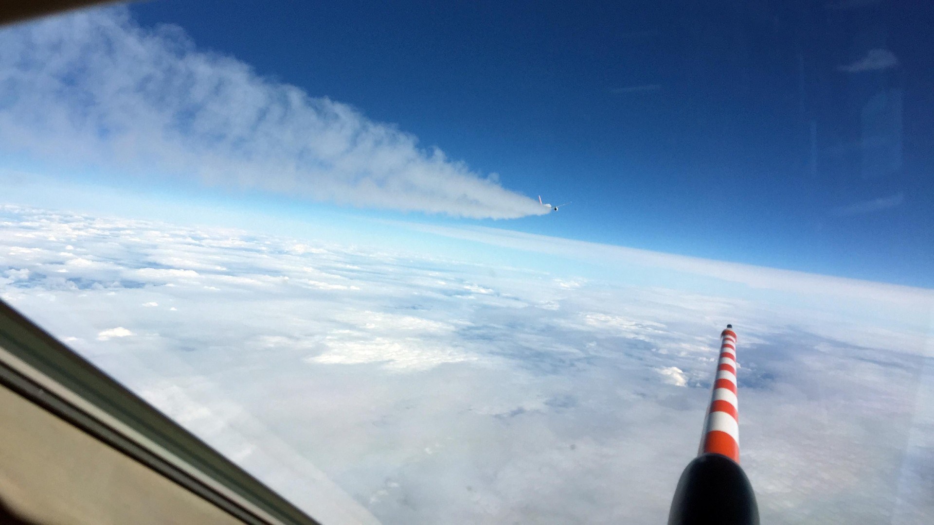 DLR-Forschungsflugzeug misst die Abgase eines vorausfliegenden Flugzeugs