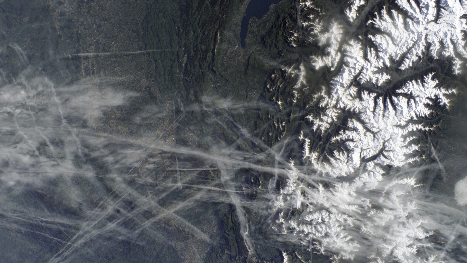 Kondensstreifen aus dem Weltraum