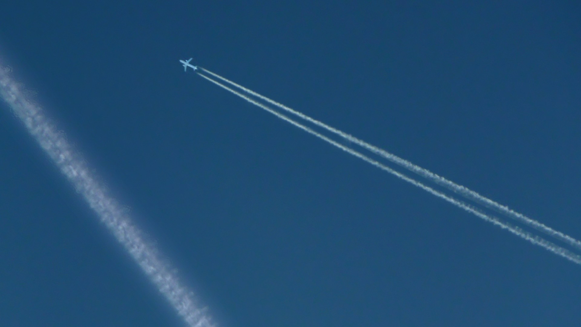 Kondensstreifen am Himmel