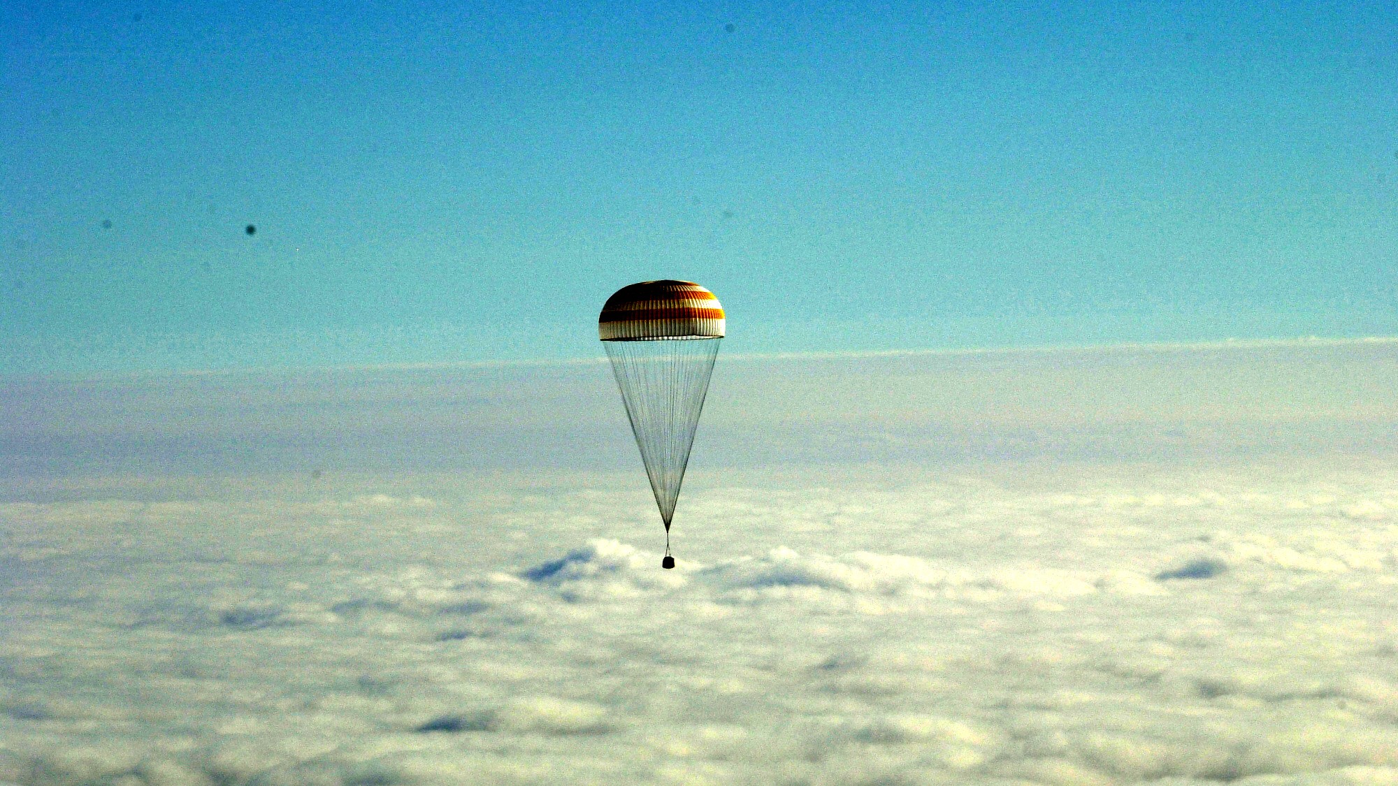 Russische Kapseln landen per Fallschirm in der Steppe Kasachstans.