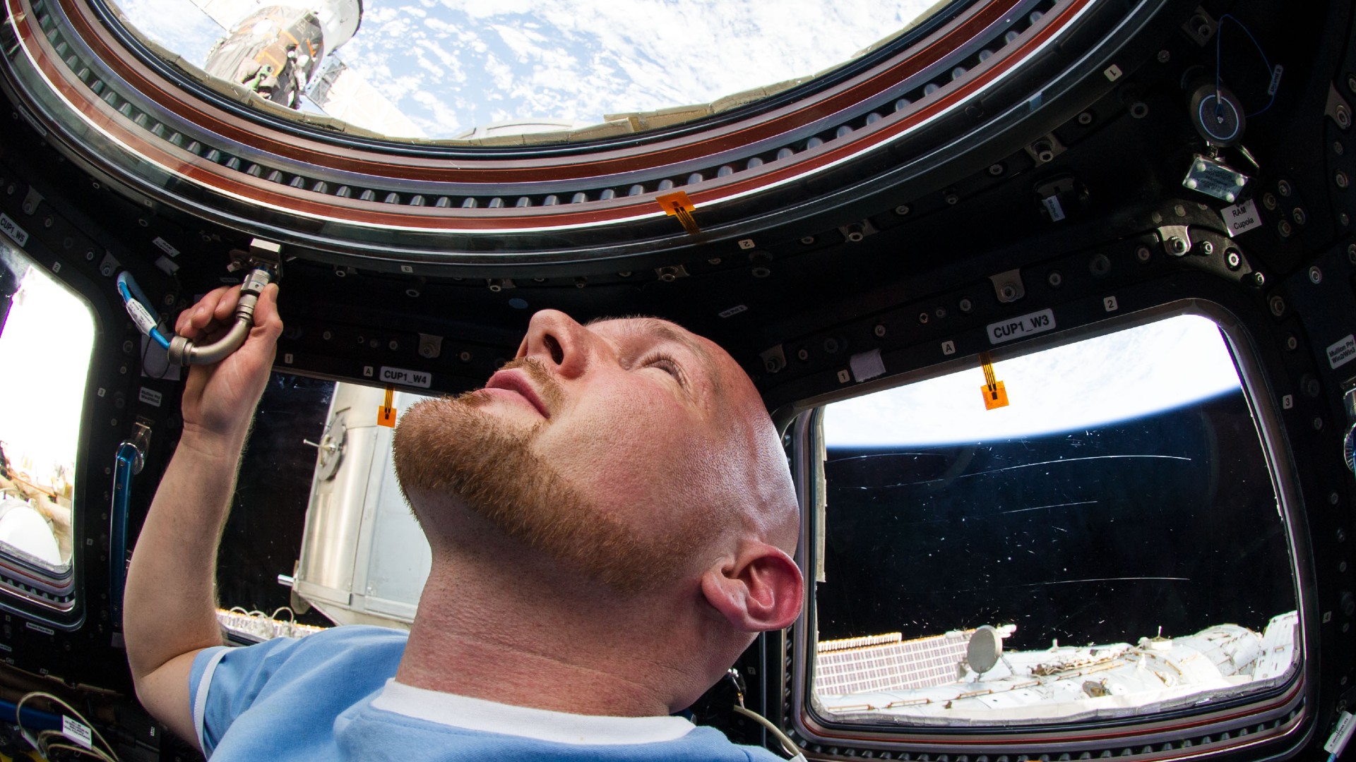 Alexander Gerst schaut aus der ISS auf die Erde