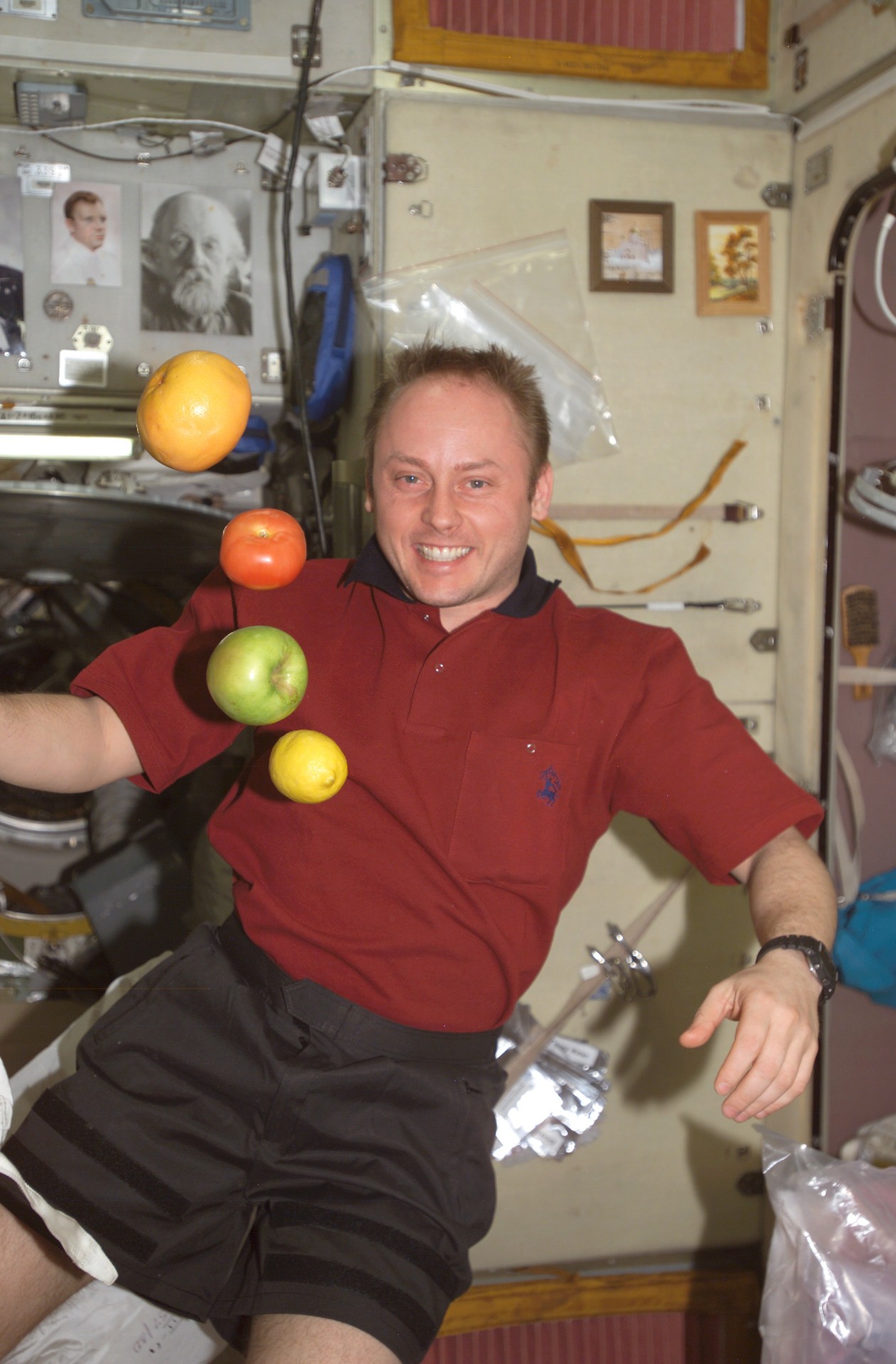 Alles schwebt. Dieser Astronaut demonstriert die Schwerelosigkeit mit frischem Obst.