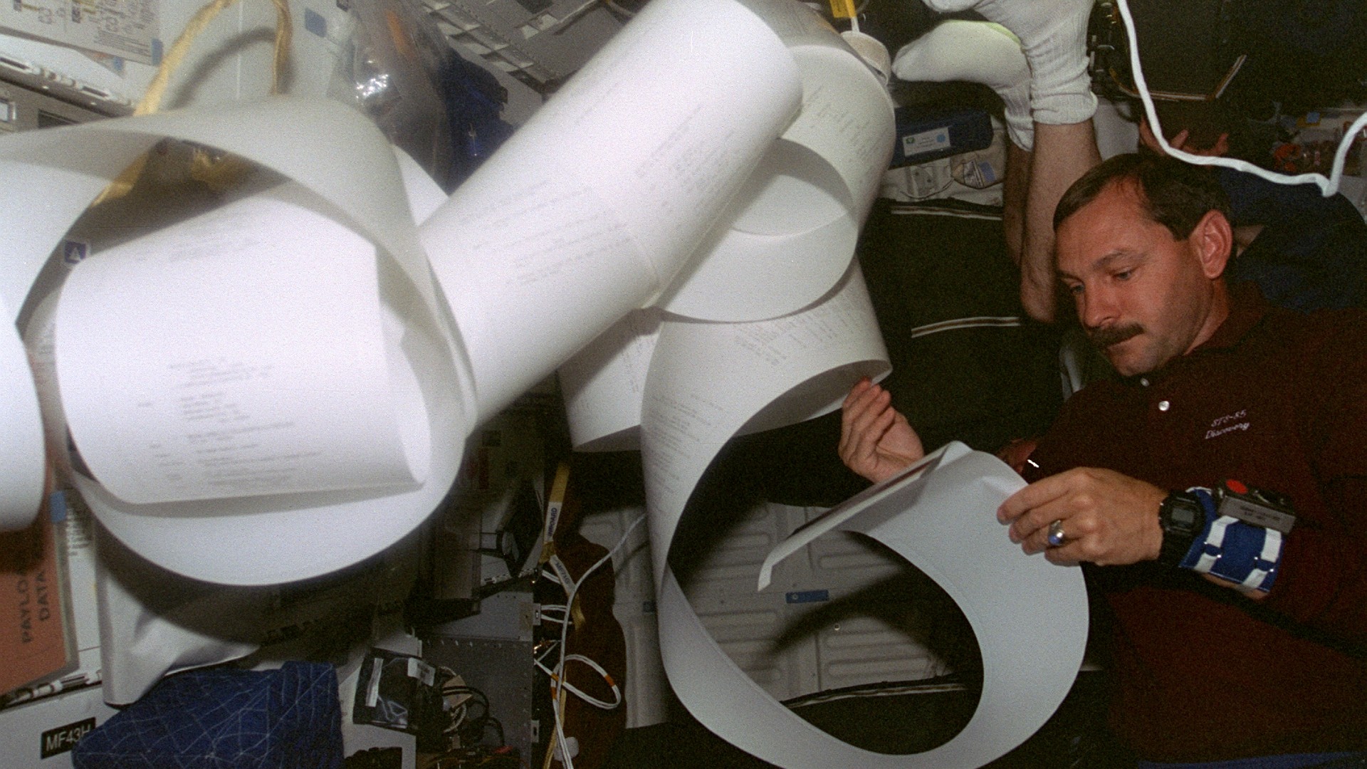 Aufrollen des Fax-Papiers im All