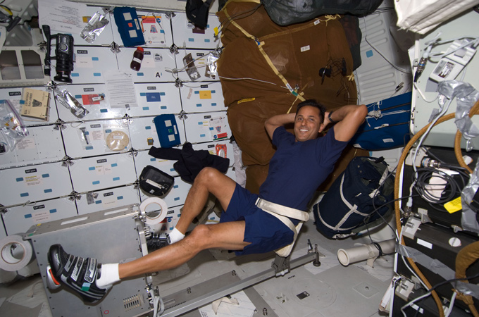 Astronaut Joseph Acaba trainiert am Fahrrad-Ergometer.