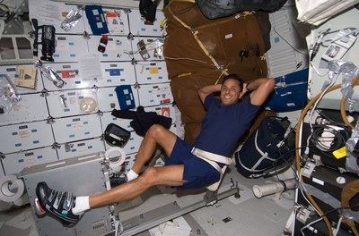 Astronaut Joseph Acaba trainiert am Fahrrad-Ergometer.