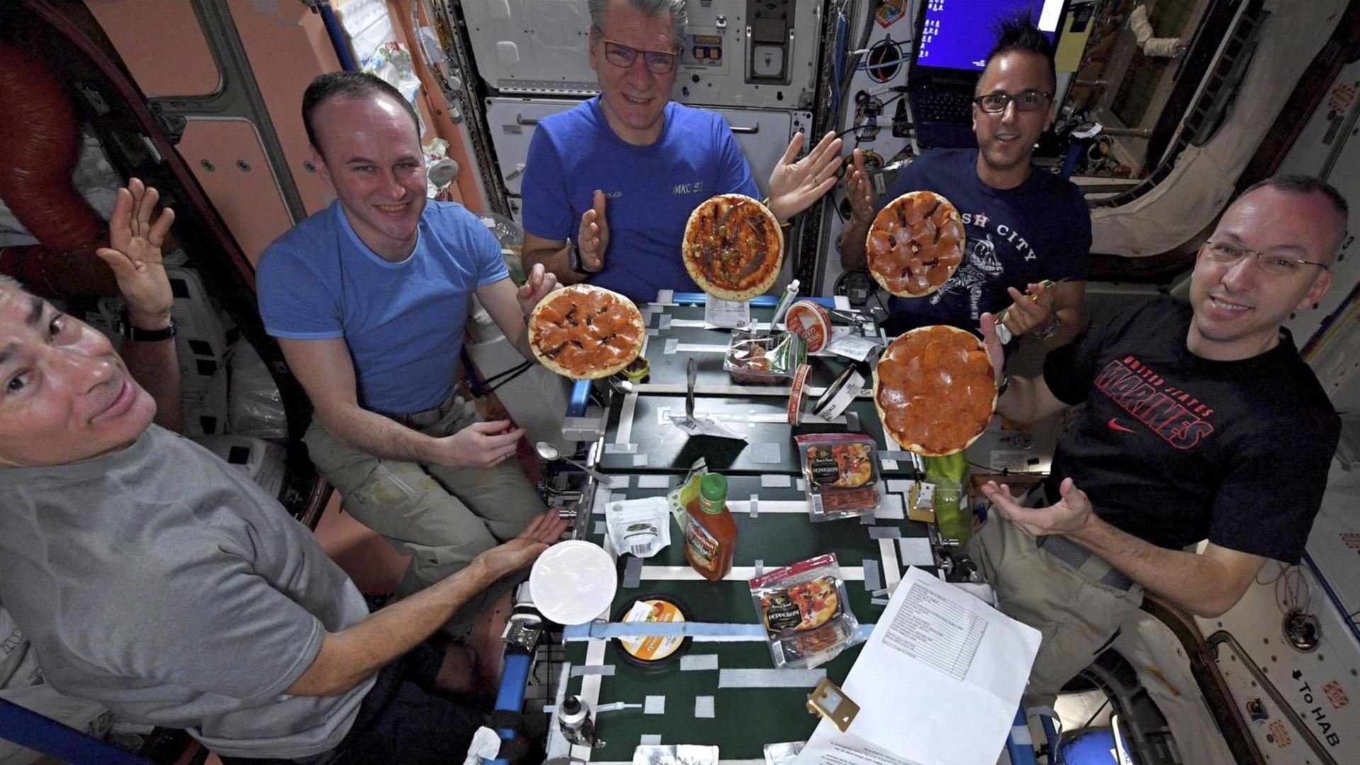 Abendessen in Schwerelosigkeit