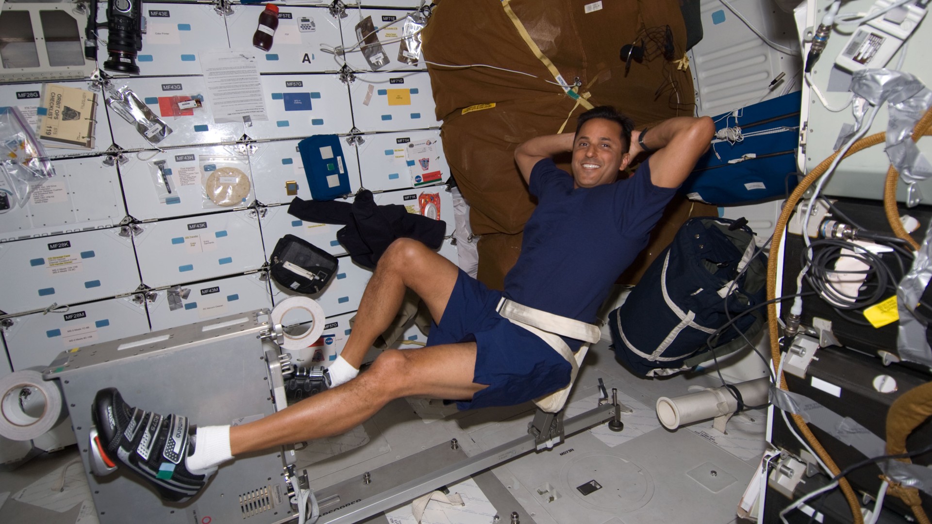 Astronaut Joseph Acaba trainiert am Fahrrad-Ergometer.