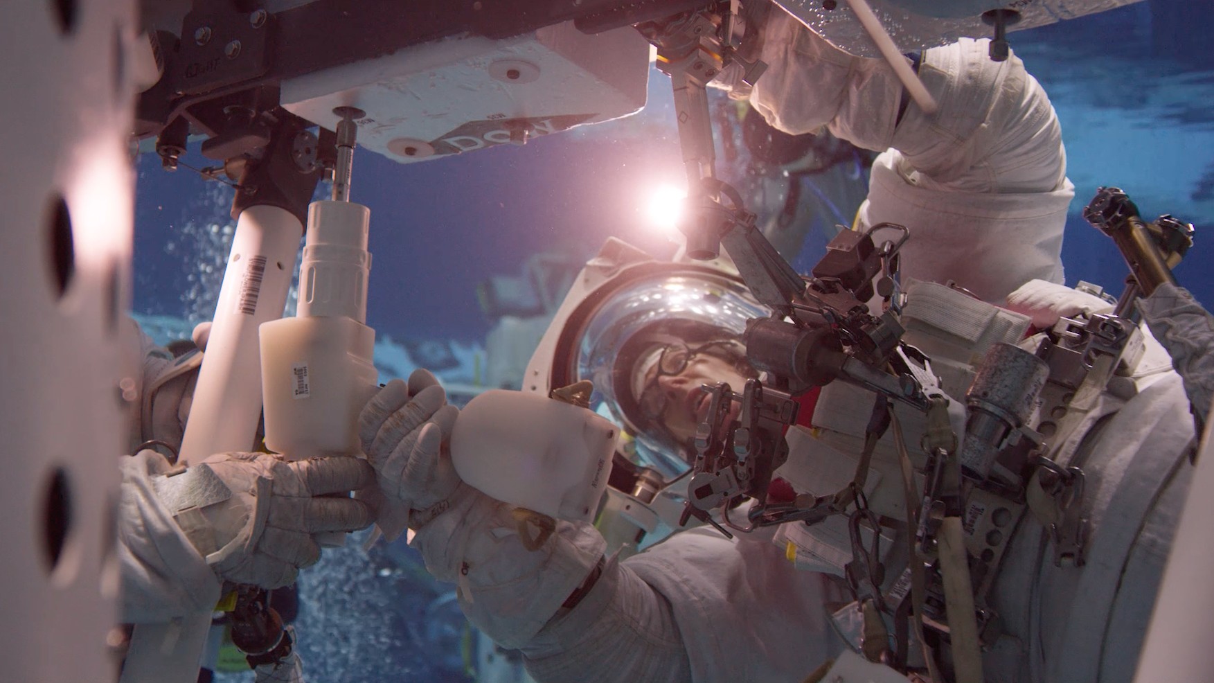 Unter Wasser kann man fast wie in Schwerelosigkeit schweben. Daher werden Spacewalks in großen Tauchbecken eingeübt. Hier Matthias bei einem solchen Training.