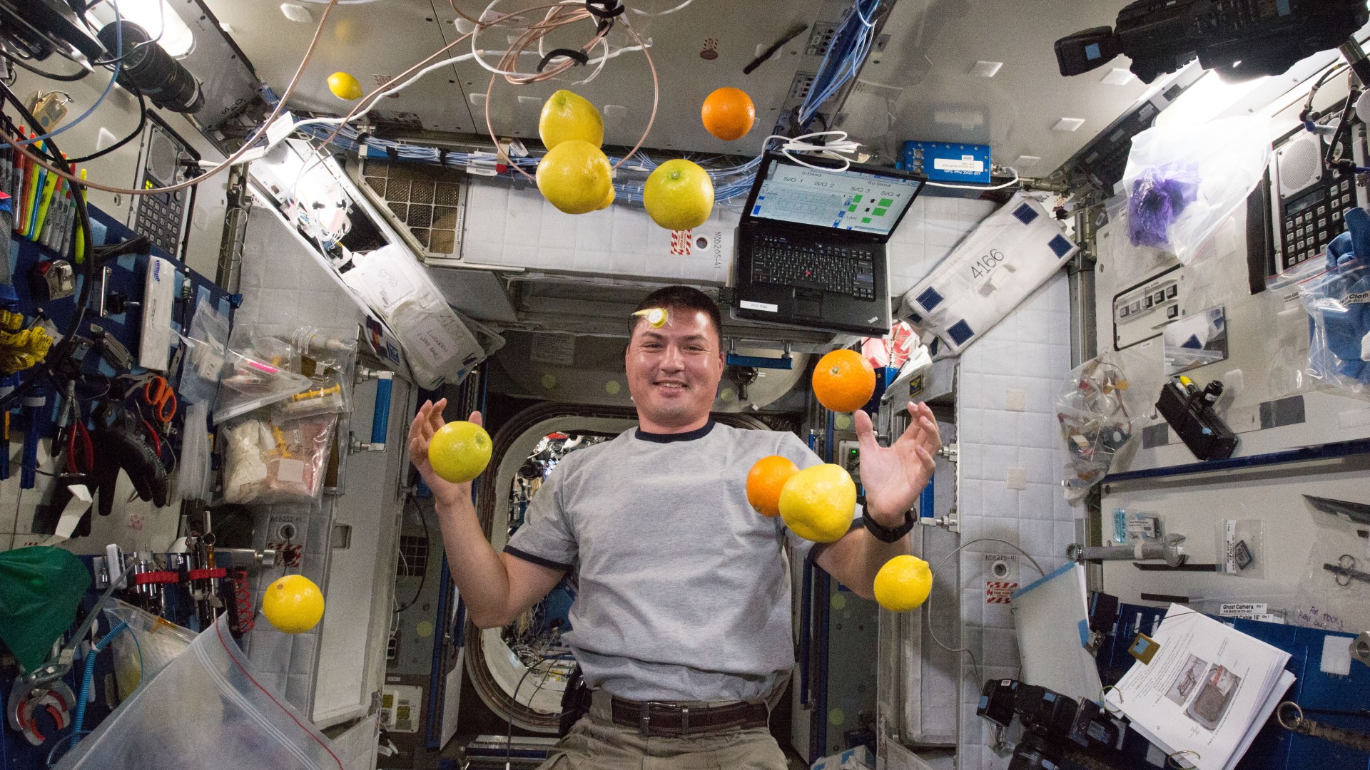 Ab und zu bringen Frachtschiffe frisches Obst – und die Crewmitglieder freuen sich über das gesunde Essen.