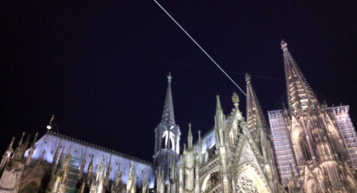 Auf diesem Foto flog die ISS gerade über Köln. Sie ist dabei nicht als heller Punkt, sondern als Strich abgebildet, weil die Kamera auf eine lange Belichtungszeit eingestellt wurde – und dann entsteht diese „Leuchtspur“, während die ISS über den Himmel zieht.