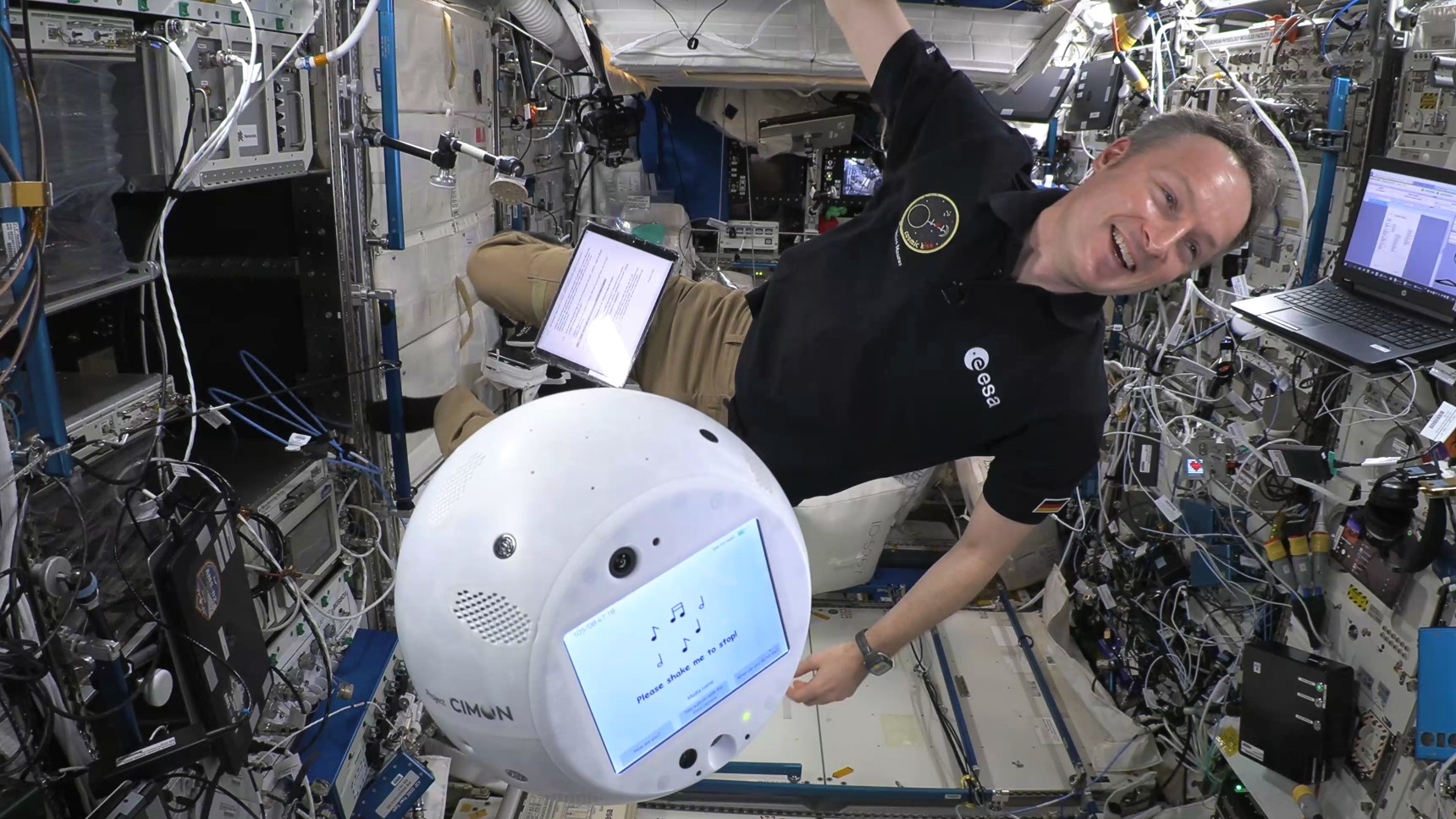 Matthias Maurer mit dem Crew-Assistenten CIMON.