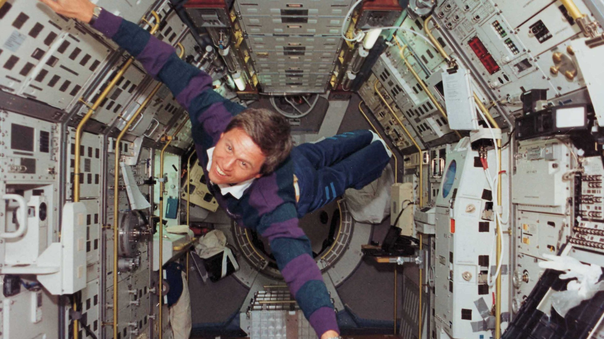 Ulrich Walter war zusammen mit Hans Schlegel und fünf amerikanischen Kollegen vom 26. April bis 6. Mai 1993 im Weltraum. Im Rahmen dieser D-2 Mission wurden rund 90 Experimente durchgeführt – bis heute hat es kaum einen Flug gegeben, bei dem so viele wissenschaftliche Versuche auf dem „Bord-Stundenplan“ standen. Walter und Schlegel hatten vor ihrer Ausbildung zum Astronauten Physik studiert.