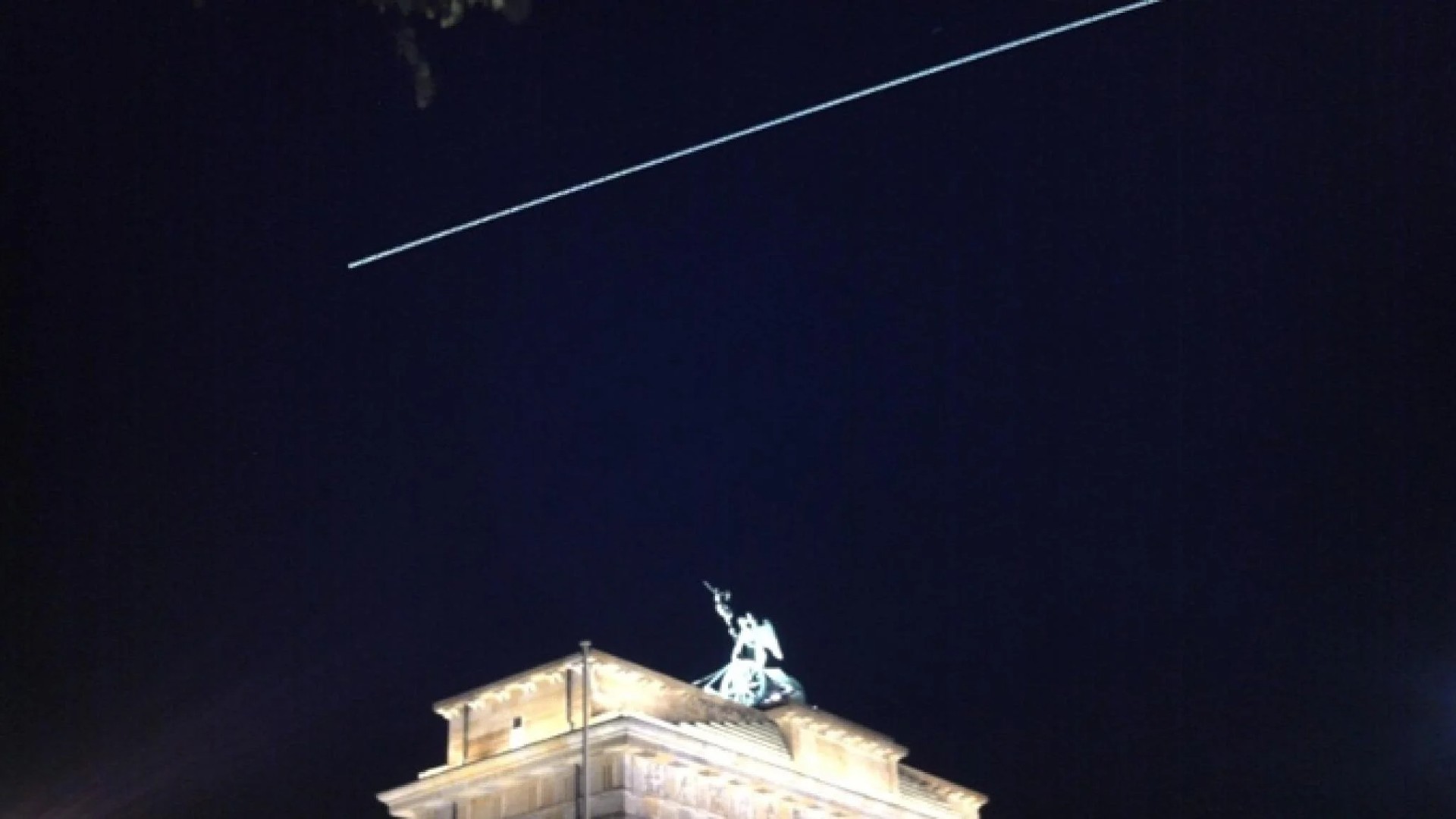 Die ISS über dem Brandenburger Tor in Berlin.