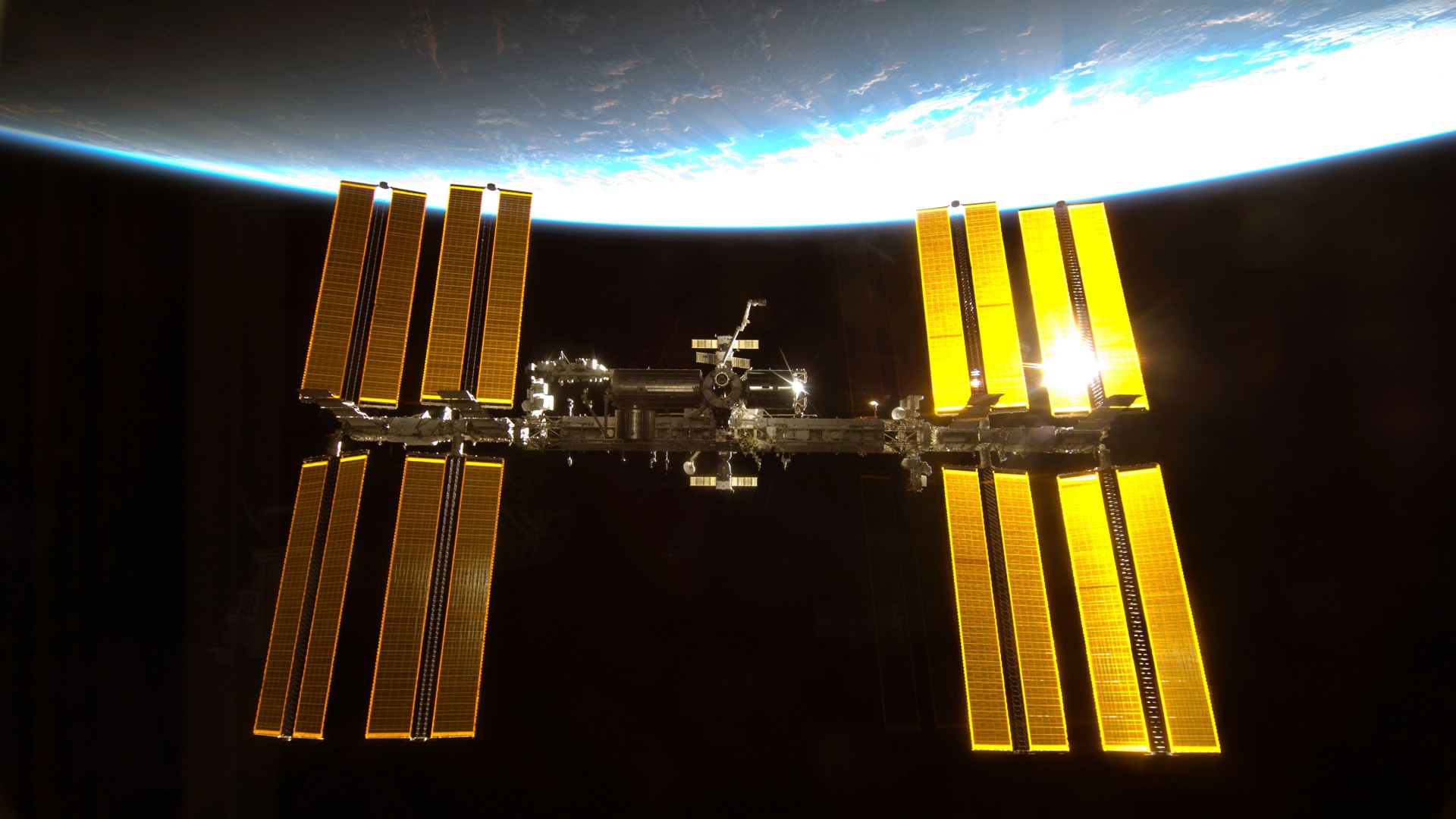 Die ISS umkreist die Erde in 400 Kilometer Höhe. Mit ihren Solarpanels ist sie so groß wie ein Fußballfeld.
