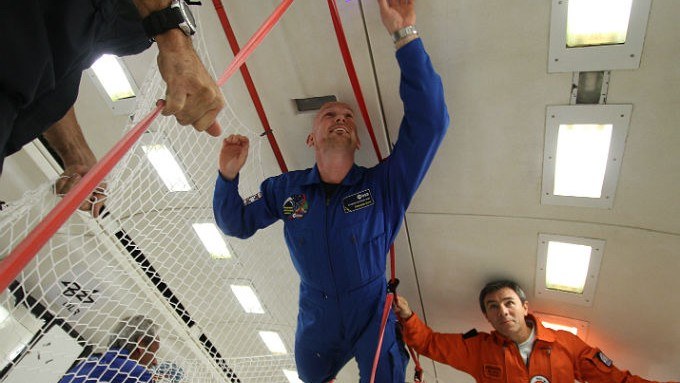 Alexander Gerst mit einem Leuchtkuli von DLR_next beim Parabelflug. Bild: Jörg Adam, DLR