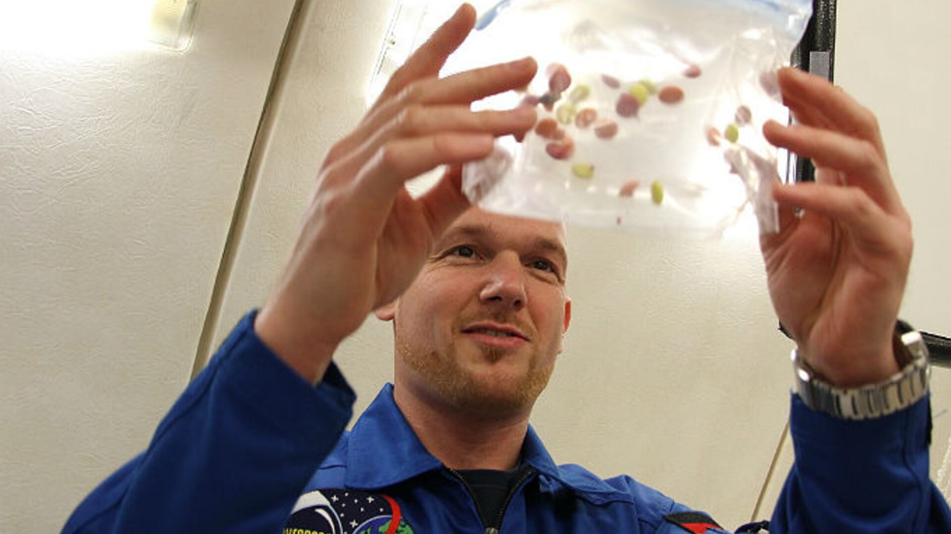 Alex testet das „Schokolinsen-Experiment“ – und zwar bei einem Parabelflug, bei dem es für 20 Sekunden zu Schwerelosigkeit kommt. Bild: Jörg Adam, DLR