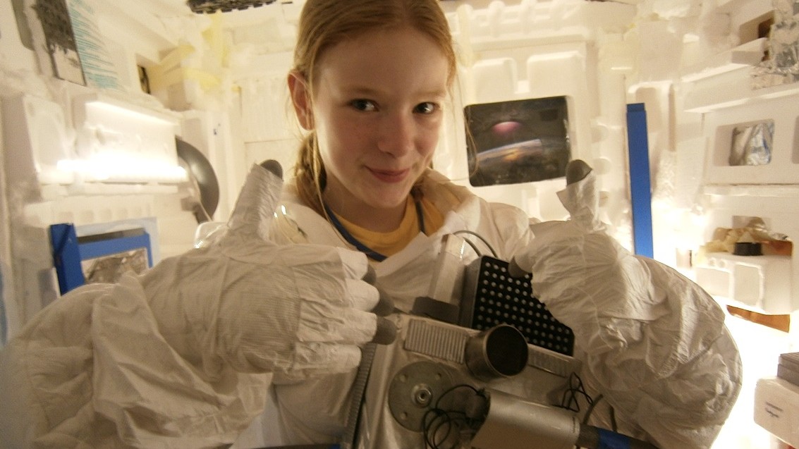 Eine Schülerin im nachgebauten ISS-Modul. Bild:  Relli Space Club