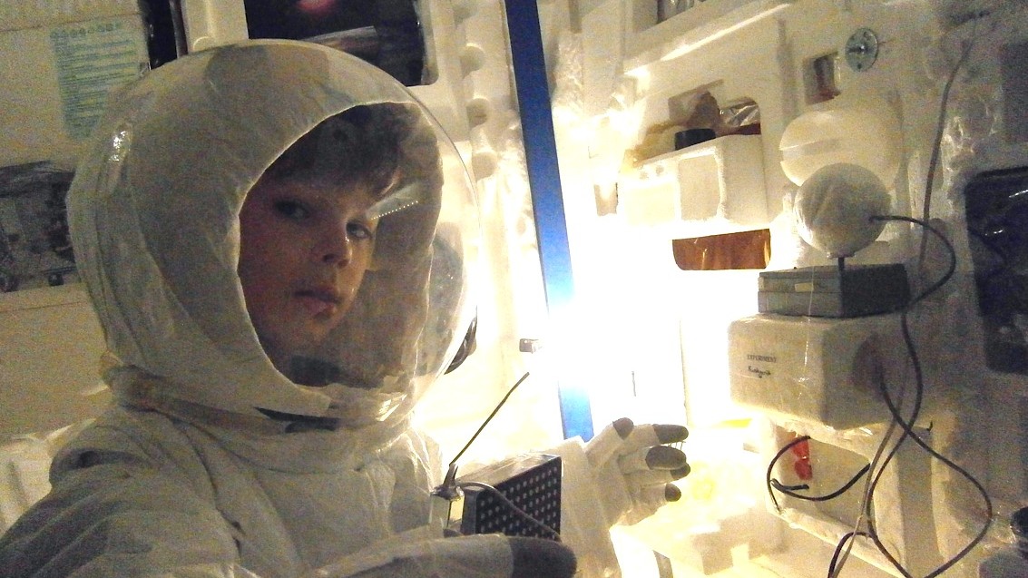 Sieht wirklich ziemlich echt aus: Die „Raumstation“ in der Hamburger Grundschule Rellinger Straße. Bild:  Relli Space Club