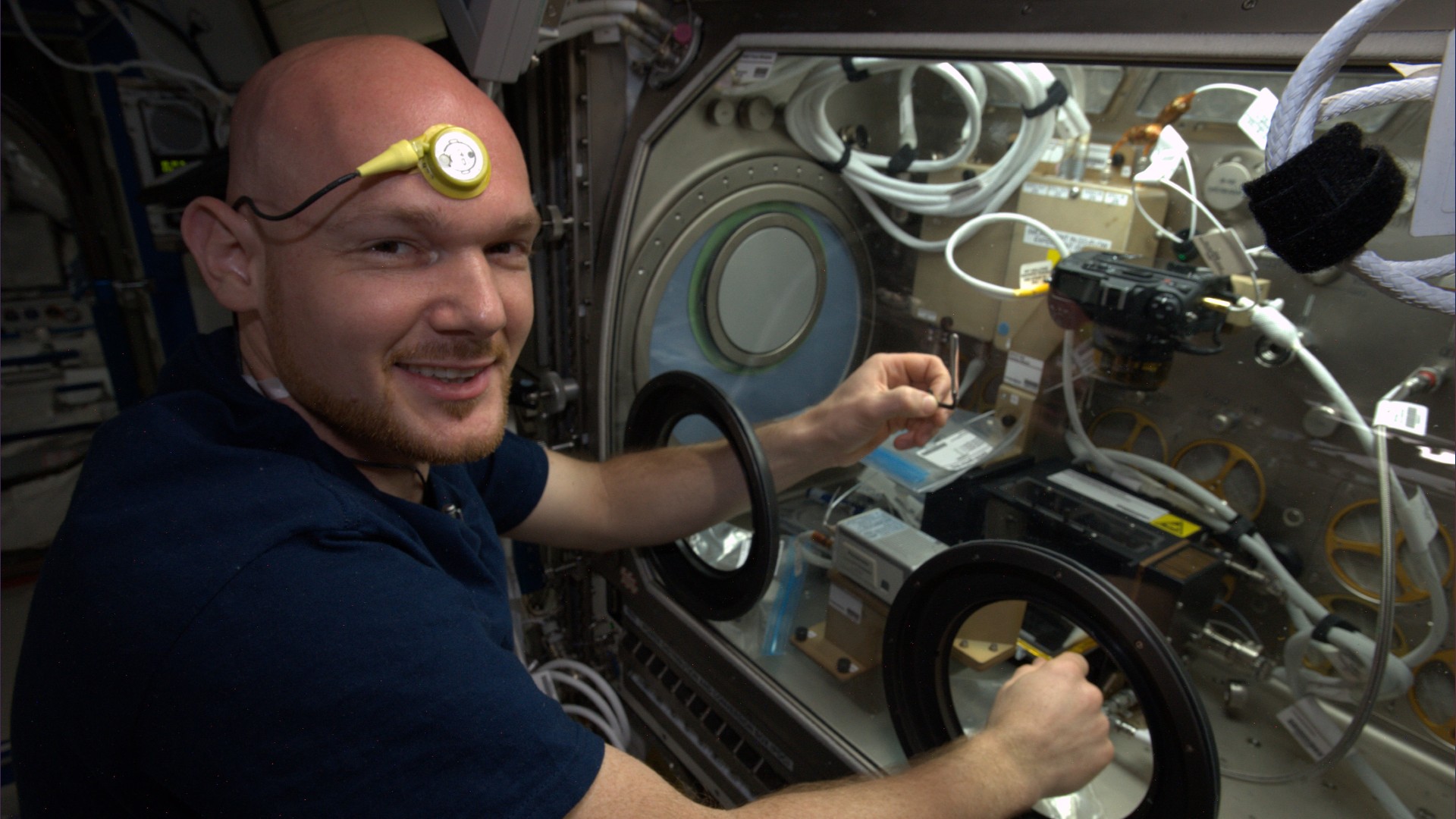 Alex mit einem Temperatur-Sensor