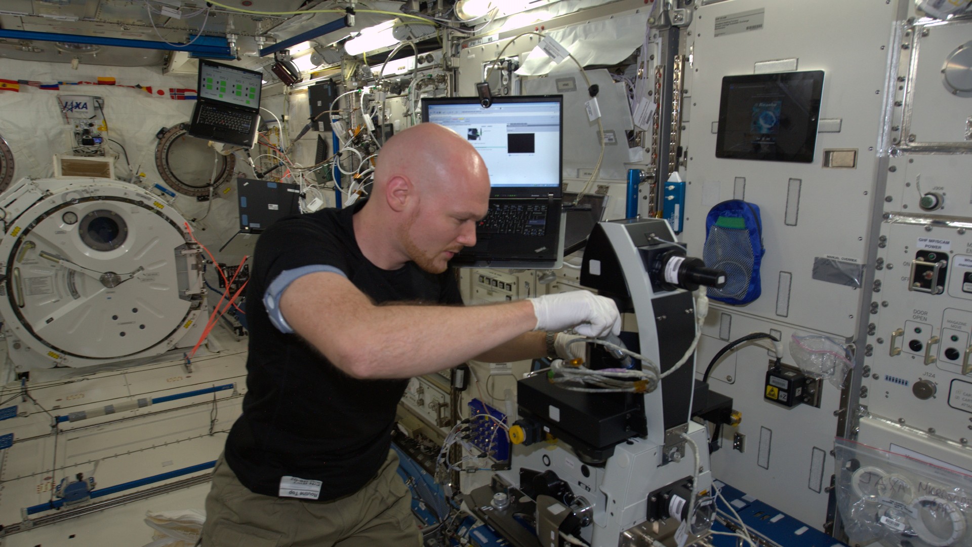 Alex bei einem Experiment im japanischen ISS-Modul Kibo